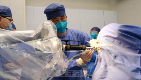 东方医院完成上海首例自主式机器人种植牙手术