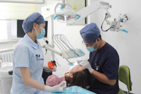 烟台**老年口腔科于平看牙记