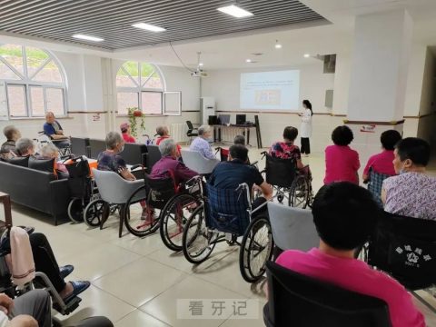 青岛市口腔医院开展“中秋送健康”活动