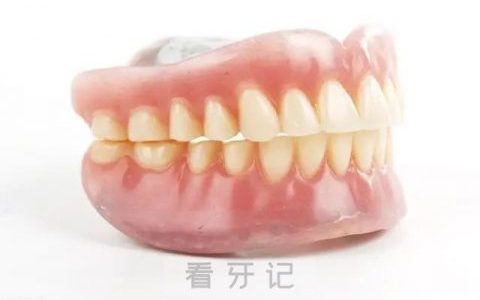 太可怕了戴活动假牙睡觉可能会导致死亡