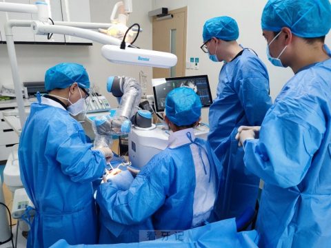 聊城市第五人民医院成功完成首例机器人种植牙手术
