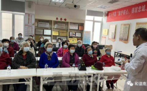 天津**口腔预防科走进社区开展义诊活动