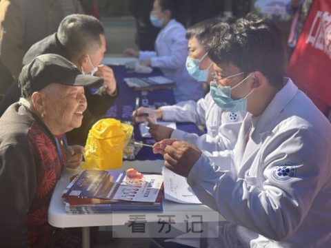 南京六城口腔医院开展口腔义诊进社区活动