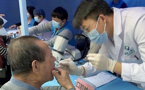 博观上善口腔开展学雷锋社区义诊活动