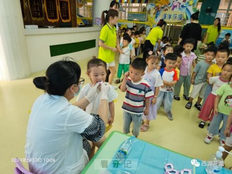 西湖区妇幼保健院口腔科走进花蕾幼儿园口腔涂氟活动