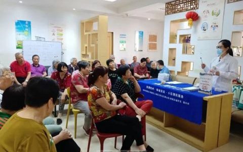 品凯口腔走进长睦苑社区开展口腔健康知识讲座