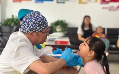 阿穆尔街道蒳荷芽社区开展口腔义诊活动