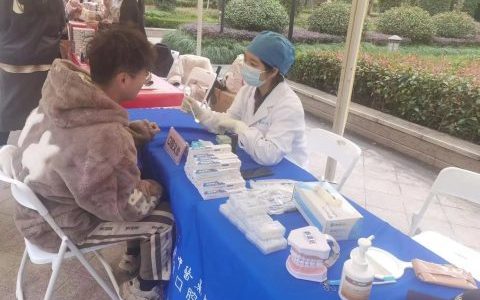 浙江中医药**开展社**义诊活动