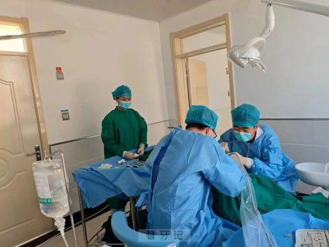 磴口县人民医院口腔科成功开展种植牙手术