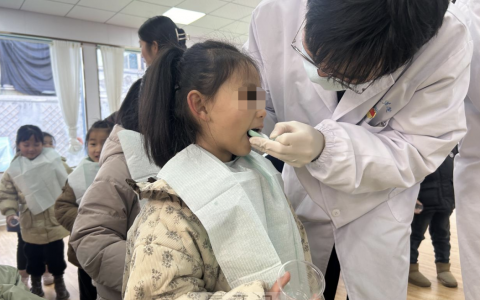 沈巷镇中心**口腔科开展“健康口腔”暖民心义诊活动