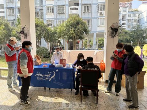 恒美口腔走进龙桥社区开展口腔义诊活动
