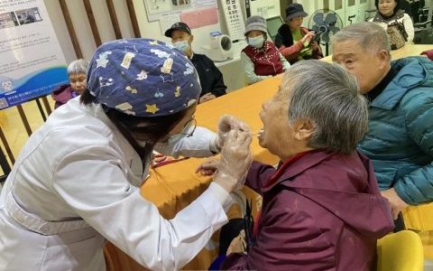 土豆口腔开展关爱老年口腔健康公益讲座及义诊活动