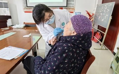 徐州**医院开展“全民口腔健康行”暖心义诊活动