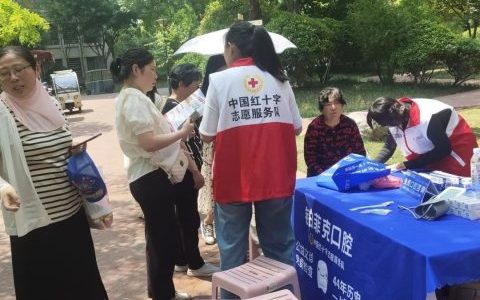 铂菲克口腔开展“口腔义诊进社区”活动