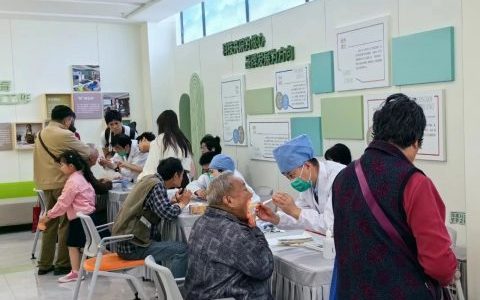 海湾镇社区**邀请**口腔科专家开展义诊