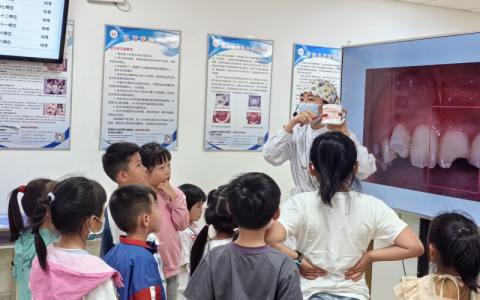 昆明****开展庆“六一”爱牙护齿活动