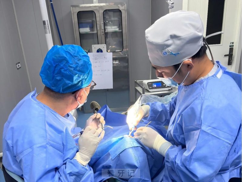 刚刚！山大口腔援疆专家贾钊联手当地专家完成首例高难度重度牙周炎即刻种植手术