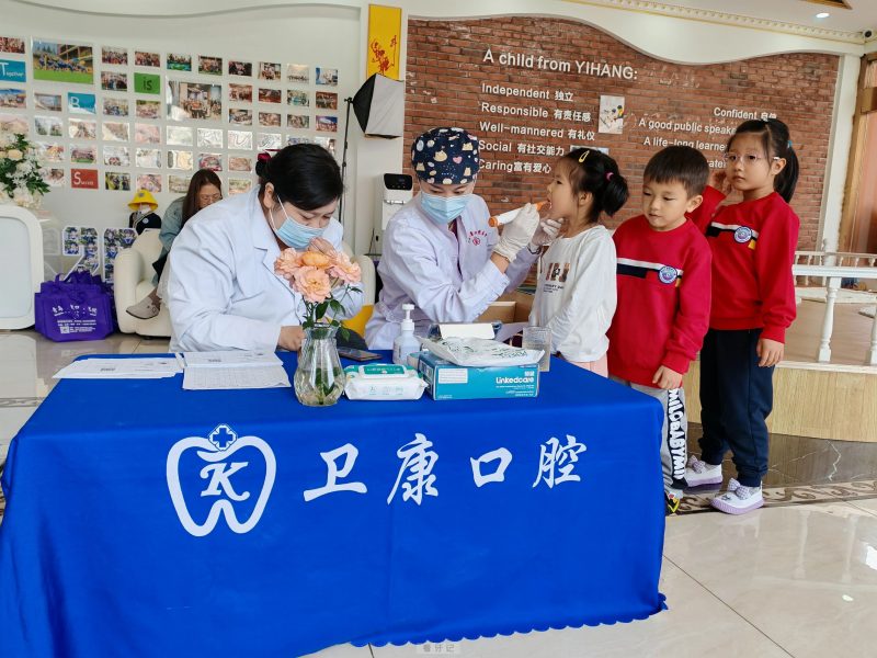 点赞！2025年青岛卫康口腔医院秋季走进幼儿园开展口腔公益系列活动